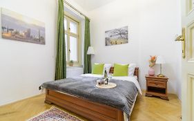 Superior Apartments Near Dlouha Street